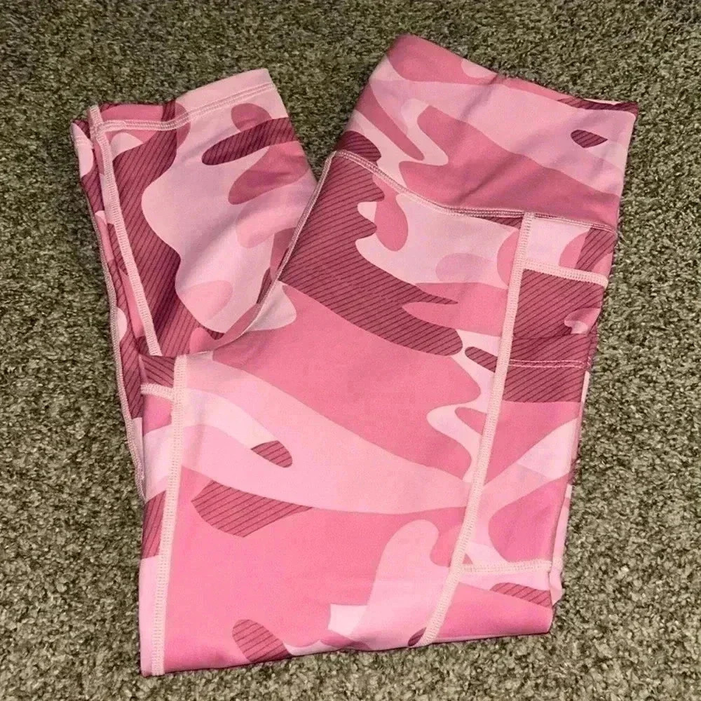 Zyia Pink Camo Capris With Pockets - Picture 1 of 4